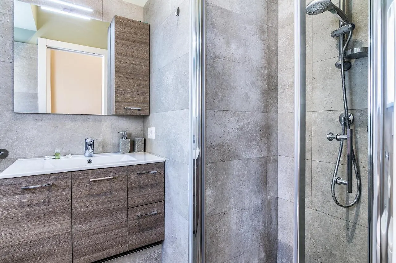 Mora Apartment Милан 0*,  Италия